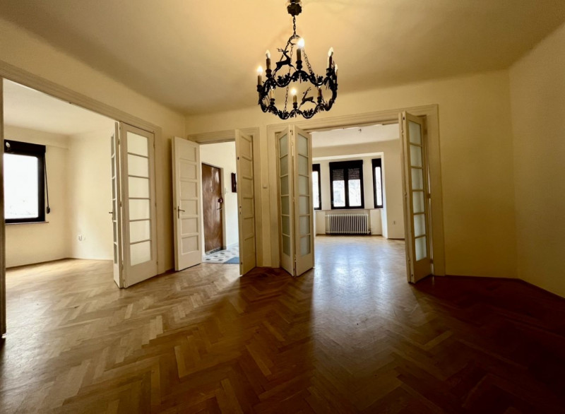 VANZARE APARTAMENT 4 CAMERE CU DOUA PARCARI - BD.DACIA
