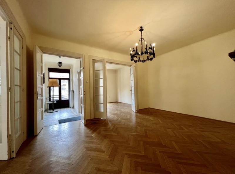 VANZARE APARTAMENT 4 CAMERE CU DOUA PARCARI - BD.DACIA