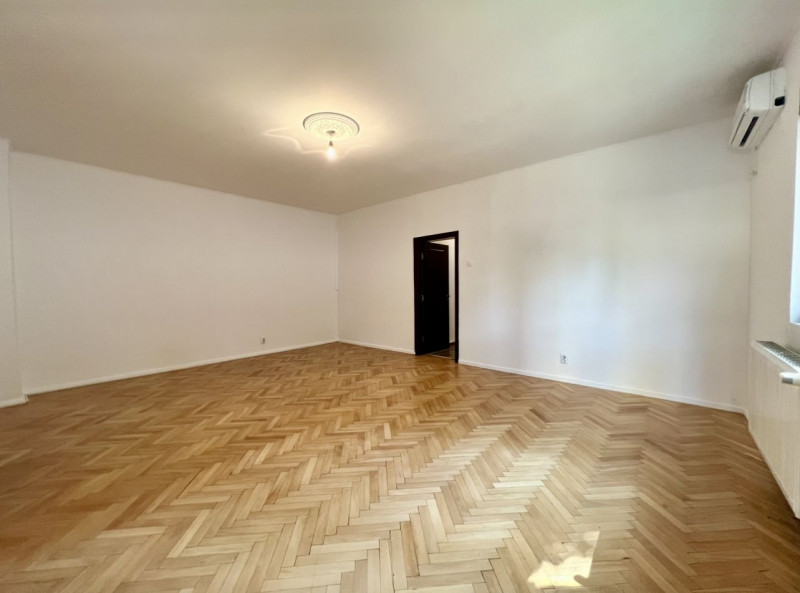 INCHIRIERE 2 CASE  CU 8 CAMERE SI  TEREN DE 500mp POPA SAVU