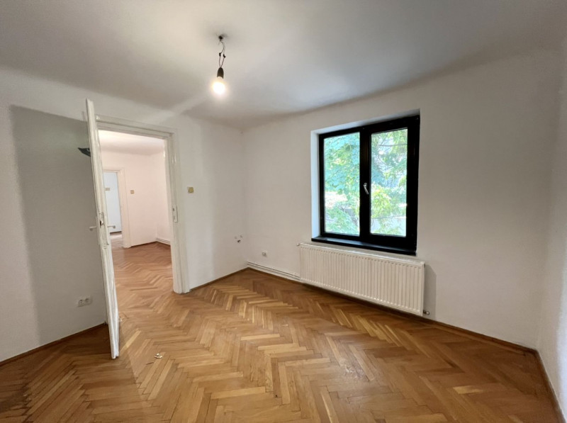 INCHIRIERE 2 CASE  CU 8 CAMERE SI  TEREN DE 500mp POPA SAVU